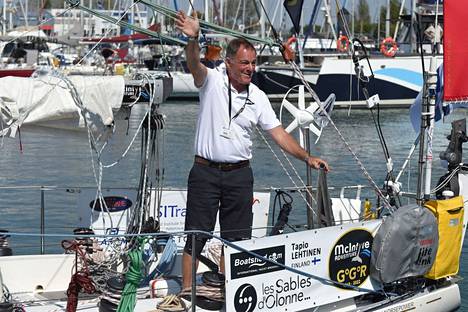 Tapio Lehtinen huiskutti hyvästit lähtiessään merelle Golden Globe Race -yksinpurjehdukseen 4. syyskuuta Les Sables-d’Olonnesta Ranskasta.