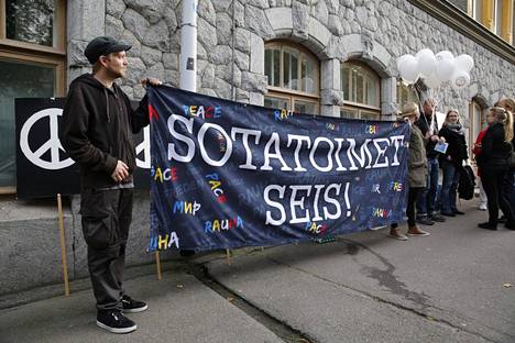 Pitkänlinjan rauhanpuolustaja ei usko Natoon. Kuva on syyskuulta 2014, jolloin Sadankomitea ja muut rauhanjärjestöt osoittavat mieltään Ukrainan sotaa vastaan Venäjän suurlähetystön edessä Helsingissä.