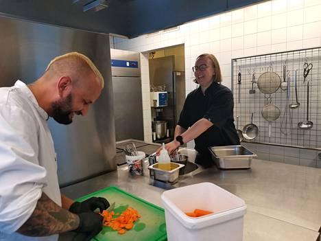 Hankekoordinaattori Kristiina Vidqvist ja työkokeilija Hakim Hussein puuhastelevat Nekalan seurakuntatalon keittiössä. 