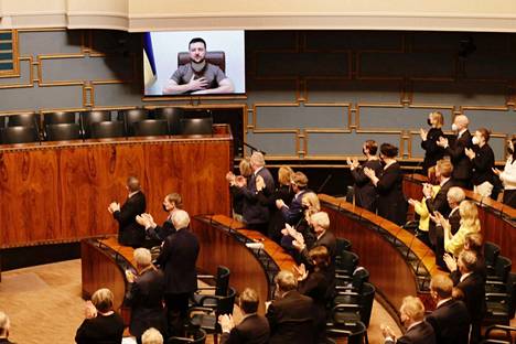 Ukrainan presidentti Volodymyr Zelenskyi sai kansanedustajilta seisovat aplodit hänen puhuessaan eduskunnalle 8. huhtikuuta 2022. Puheessaan hän kiitti Suomea tuesta Ukrainalle ja kehotti kiristämään Venäjään kohdistettuja pakotteita entisestään.