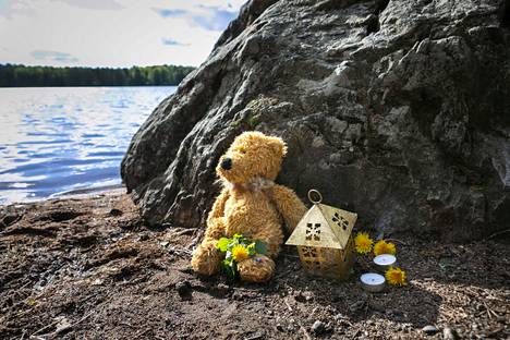 Särkijärvelle tuotiin viikonvaihteessa nalle, kynttilöitä ja kukkia. Poliisi epäilee äidin surmanneen lapsensa Särkijärveen kuuluvassa Lukonlahdessa. Kuva on otettu Särkijärven uimarannalta.