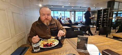 Jussi Holopainen on uuden lounasravintolan vakioasiakas. Hän käy lounaalla aina kun vain on töissä samassa talossa sijaitsevassa konttorissaan.