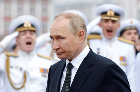 Presidentti Vladimr Putin osallistui sunnuntaina laivaston päivän juhlallisuuksiin Pietarissa.