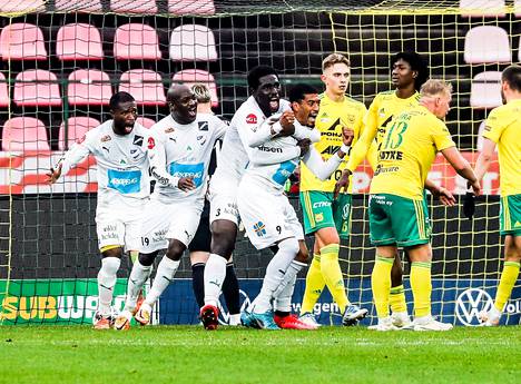 IFK Mariehamn juhli Dén (keskellä) viimeistelemää 3–2-maalia tunteella. Brasilialaishyökkääjän osuma jäi vierasjoukkueen voittomaaliksi.