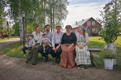 Koivuniemen Herra on perheyritys toisessa polvessa. Toimintaa pyörittävät Laura, Frans, Markku, Sirkka-Liisa ja Miina Koivuniemi.