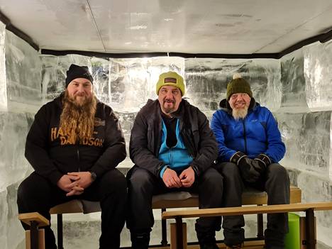 Miehet lauteilla. Timo Kuuppo, Mikko Ollila ja Mauri Huhtakangas rakensivat jääkimpaleista saunan Rautaveden rannalla Heinoossa. Sauna on testattu ja hyväksi todettu.