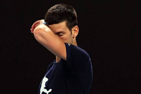 Serbialainen tennistähti Novak Djokovic on ollut otsikoissa koronakriittisyydestään ja siitä, ettei maailman huippu saisi pelata Melbournessa Australian avoimissa. Mies kuvattiin 14. tammikuuta harjoituskentällä Australiassa tänä vuonna.