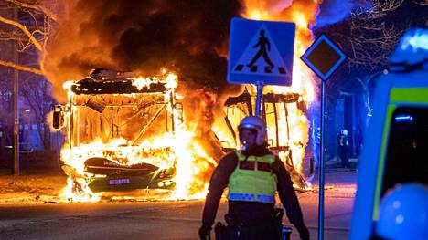 Malmön Rosengårdin kaupunginosassa paloi bussi lauantai-iltana, kun kaduilla oli alettu mellakoida äärioikeistolaisten järjestämää tapahtumaa vastaan. 