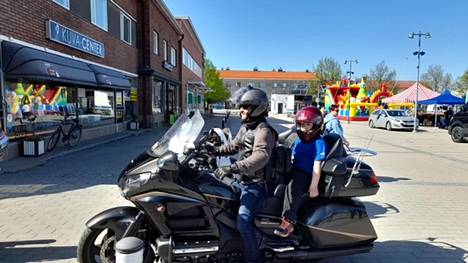 Kankaanpään Moottoripyöräkerhon motoristit ajeluttivat kyytiin rohkaistuneita lapsia pienen kierroksen viime lauantaina. 