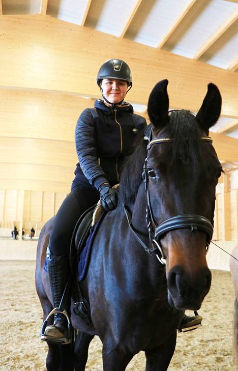 25-vuotias Kaisa-Maria Hänninen on ratsastanut pienestä pitäen ja kilpaillut kouluratsastuksessa aina Inter 1-tasolle asti. Oman yrityksen hän laittoi pystyyn muutama vuosi sitten. Nykyään hän tekee täysipäiväisesti töitä hevosalan yrittäjänä. 