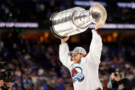 Nathan MacKinnon juhli Stanley Cupin voittoa Coloradon kanssa viime kauden päätteeksi.