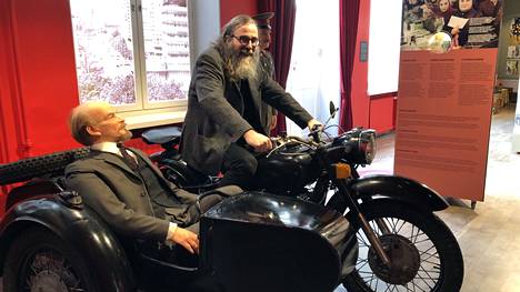 Lenin-museossa on neuvostoaikainen moottoripyörä kuvausrekvisiittana. Museonjohtaja Kalle Kallion vieressä on näköisnukke Vladimir Leninistä. 