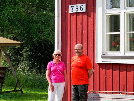 Suinulan kyläyhdistyksen Marja-Riitta Laukkarinen ja Kari Moisio miettivät hymyssä suin aktiivista kyläänsä.