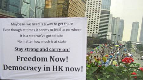 Vuoden 2014 mielenosoituksissa hongkongilaiset asettuivat osoittamaan mieltä keskelle kaupungin vilkkaimpia väyliä. Protestit lähtivät liikkeelle, kun Kiina halusi Hongkongin vaaleihin pyrkivien ehdokkaiden olevan Kiinan hallinnon hyväksymiä.