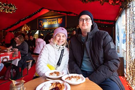 Vilma Hilska ja Juuso Lahti nauttivat riisipuurot joulutorin Glögiravintolassa ennen kuin lähtivät kiertelemään kujilla. Joulutorilla heillä on tapana käydä aina jouluisin. He ovat alkujaan tamperelaisia, mutta asuvat nyt toisaalla ja aikovat samalla reissulla käydä ”moikkaamassa” tuttuja. 