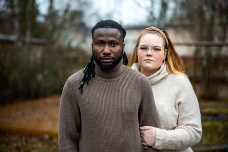 Hämeenkyrössä asuva aviopari Kawou Kassama, 26, ja Emma Kassama, 27, hakivat avioitumisen jälkeen oleskelulupaa perhesiteen perusteella, jotta perhe voisi jatkaa elämäänsä yhdessä. Nyt miestä uhkaa maasta poistaminen.