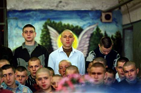 Vuonna 1999 Raine Lehtoranta vieraili Lebedevan tutkintovankilassa Pietarissa. Näin hän näki nuoret vangit.