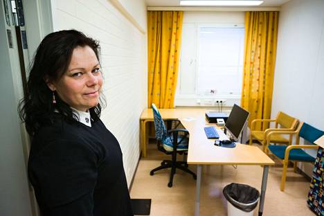 Kangasalan sosiaali- ja terveysjohtaja Marika Lanne kuvaa laskutusjärjestelmän vaihdosta syntynyttä sotkua järkyttäväksi ja huolestuttavaksi, koska tietosuoja on rikkoutunut. Lanne kuvattiin 7.6.2019 Kangasalan perheneuvolassa