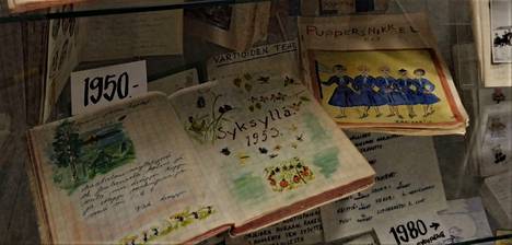 Pääkirjaston näyttelyssä on esillä muun muassa vanhoja päiväkirjoja. Kuvan päiväkirjat ovat 1950-luvulta.