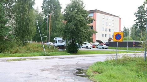 Kukkarokivenkadun alkupäässä Mäntässä on pysäköintikieltoalueesta kertova merkki.