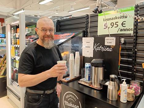 Kauppias Jarmo Karhunen ei paljasta M-Marketissa keitetyn kahvin reseptiä. Kahvi on joka tapauksessa ehkä Tampereen edullisin. 