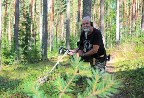 Tervakoskella asuva Hyvönen on etsinyt ja löytänyt muinaislöytöjä metallinetsimen avulla yli kolmenkymmenen vuoden ajan. 