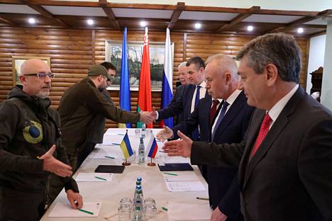 Ukrainan ja Venäjän edustajat neuvottelivat Valko-Venäjällä 3. maaliskuuta. Suoraa ulospääsyä sodasta ei saatu aikaiseksi. Valko-Venäjän valtiollisen uutistoimiston välittämän kuvan perusteella toisen kierroksen neuvotteluissa käteltiin.