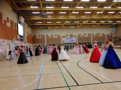 Naantalin lukion vanhojen tanssit järjestettiin keväällä 2020 Maijamäen liikuntasalissa.