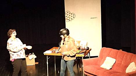Keuruun talkooteatterilaiset Vuokko Ollikainen Eevana ja Annika Korpinen Brookena Avanto-näytelmän harjoituksissa helmikuussa 2023. Näytelmä kertoo Eevan täysihoitolasta ja sen asiakkaista.