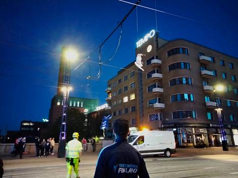 Kalastajan siimaan takertunut lokki jäi jumiin Tempon kellon edustalle Tampereen Hämeenkadulle.