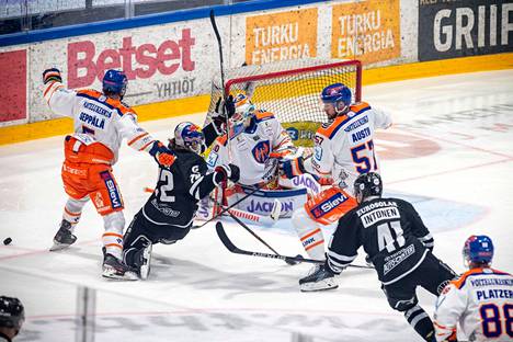 Mikael Seppälälle sattui kolmannessa erässä harvinaisempi virhe, kun Eetu Liukas kaatui ja Seppälä joutui jäähypenkille.