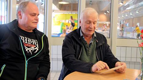 Laitosmies Henri Hellekoski (vasemmalla) teki 34-vuotisen uran Mäntän uimahallissa. Hän jäi eläkkeelle viime vuonna. Ossi Autio tuli uimahalliin toihin vuonna 1972 ensimmäisten joukossa.