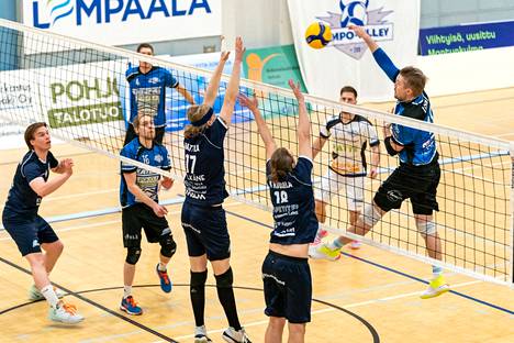 Lempääläläinen Lempo-Volleyn kausi on ollut lennokas. Joukkue lähti pudotuspeleihin runkosarjan ykkösenä ja puolivälierissä Lempo voitti Kuortaneen otteluvoitoin 2–0. Lempon Jani Liski hyökkää Arttu Lehtimäen passista runkosarjan Pälkäne-ottelussa.