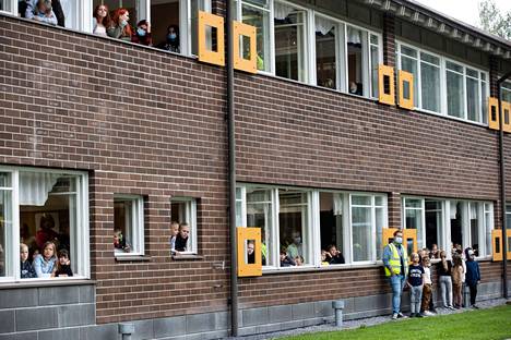 Meri-Porin yhtenäiskoulussa vietettiin kouluvuoden avajaisia viime elokuussa. Koronarajoitusten vuoksi kaikki oppilaat eivät mahtuneet pihalle, joten osa seurasi tilaisuutta luokkien ikkunoista.
