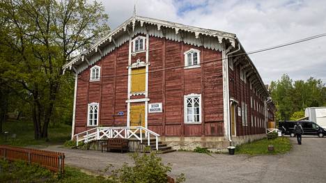 Nuutajärven kyläraitti on pittoreski. Tehdasalueen asemakaavan laati vuonna 1855 lääninarkkitehti G.T. Chiewitz, joka piirsi myös sveitsiläistyyliset tehdasrakennukset. Kauniilla puuleikkauksilla koristeltu lasimakasiini on valmistunut 1850-luvulla. 