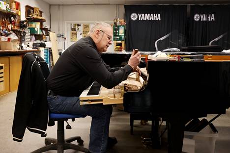Pianonvirittäjä Juha Huotari intonoi Kallion kirkon Yamaha-flyygeliä F-musiikin piano­verstaalla Vantaalla. Intonoinnissa pianon äänien sävy ja tasaisuus optimoidaan esimerkiksi vaikuttamalla vasarahuovan elastisuuteen. Se tapahtuu pistelemällä huopaa työkalulla jossa on neuloja.