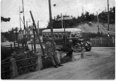 Kuvassa on kaikille epiläläisille tuttu Winterin mutka 1930-luvulla, jolloin sen nimi oli vielä Epilänristi. Kuvassa on myös Väinö Paunun linja-auto. 