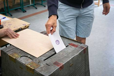 Aluevaalien vaalipäivä on 23. tammikuuta ja ehdokasasettelu vahvistettiin 23. joulukuuta. Kuva on otettu 13. kesäkuuta 2021 kuntavaalien äänestyspaikalla Aleksanterin koulutalolla.