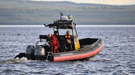 Pelastuspartio maanantaina Siljanilla, jossa järveen syöksyneen koneen toista matkustajaa etsittiin.