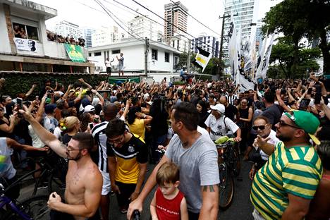 Jalkapallolegenda Pelén hautajaiset sai ihmisjoukot kadulle Brasiliassa.