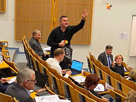 Sastamalan kaupunginvaltuustossa kokoomuksen valtuutettu Kari Kaaja jakoi uimaleluja muille valtuutetuille heti uimahalliäänestyksen jälkeen.