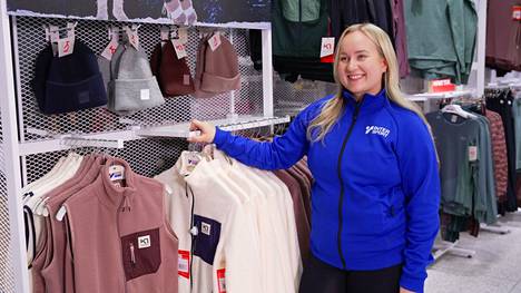 Kari Traan pörröiset vapaa-ajan vaatteet ovat Intersport Koskikeskuksen myymäläpäällikön Sini Tiitisen mukaan kysyttyjä ja haluttuja.