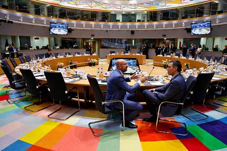 Eurooppa-neuvoston puheenjohtaja Charles Michel (vasemmalla) ja Espanjan pääministeri Pedro Sanchez juttelivat Huippukokouksen aikana.