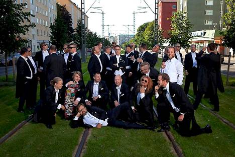 Mieskuoro laulajat esiintyy Tampereen Stockmannilla. Kuoro on perustettu vuonna 1909. 