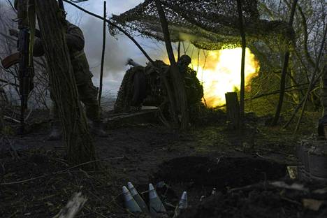 Aidar-pataljoonan ukrainalaiset tykistömiehet taistelussa rintamalla lähellä Bahmutia Donetskin alueella 22. huhtikuuta.