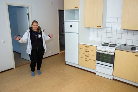 Kateryna Ištšenkon naapurissa oleva tyhjä asunto oli siisti jo ennen siivoajien saapumista. Saija Roininen esitteli paikkoja päivänvalolla, kun sähköjä ei vielä tiistaina 3. tammikuuta ollut.