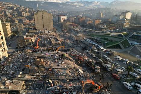 Maanjäristyksessä tuhoutuneita rakennuksia Turkin Kahramanmaraşissa.