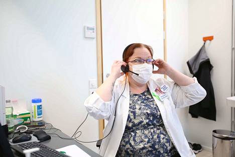 Lääkäri Anna-Riina Ketvell on työskennellyt Terveystalolla kolmisen vuotta. Hän ottaa potilaita vastaan myös etänä videopuheluyhteyden kautta.