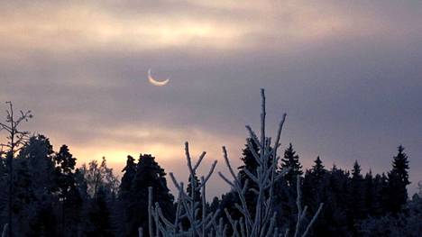 Osittainen auringonpimennys kuvattiin Valkeakoskella Ritvalan Lukonmäen Tuulenmäeltä tammikuun alussa vuonna 2011. Vuoden 2021 auringonpimennyksestä ei saatu kuvaa Tampereella, sillä aurinko näyttäytyi pilven takaa vain viimeisen vartin verran pimennyksen aikana.