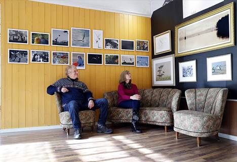 Valokuvaajat Ran Fuchs ja Ursula Bué toivat valokuviaan näytteille Taiderauma-galleriaan Vanhan Raumaan. Takaseinällä on Fuchsin kuvia, joissa hän rinnastaa ihmisen ja muut eläimet, oikealla seinällä Buén maalauksilta näyttäviä luontokuvia.